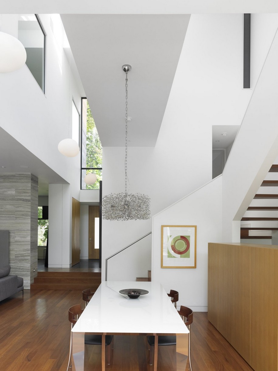 Уютный The SPLIT House от Superkul Inc Architect в Торонто