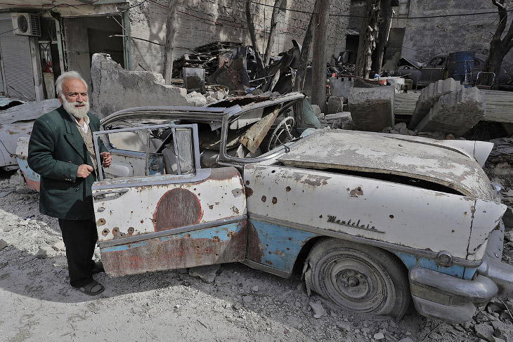 Винтажные автомобили под обломками Алеппо (13 фото)