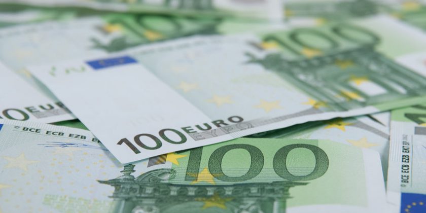 Банк РФ опустил курс доллара