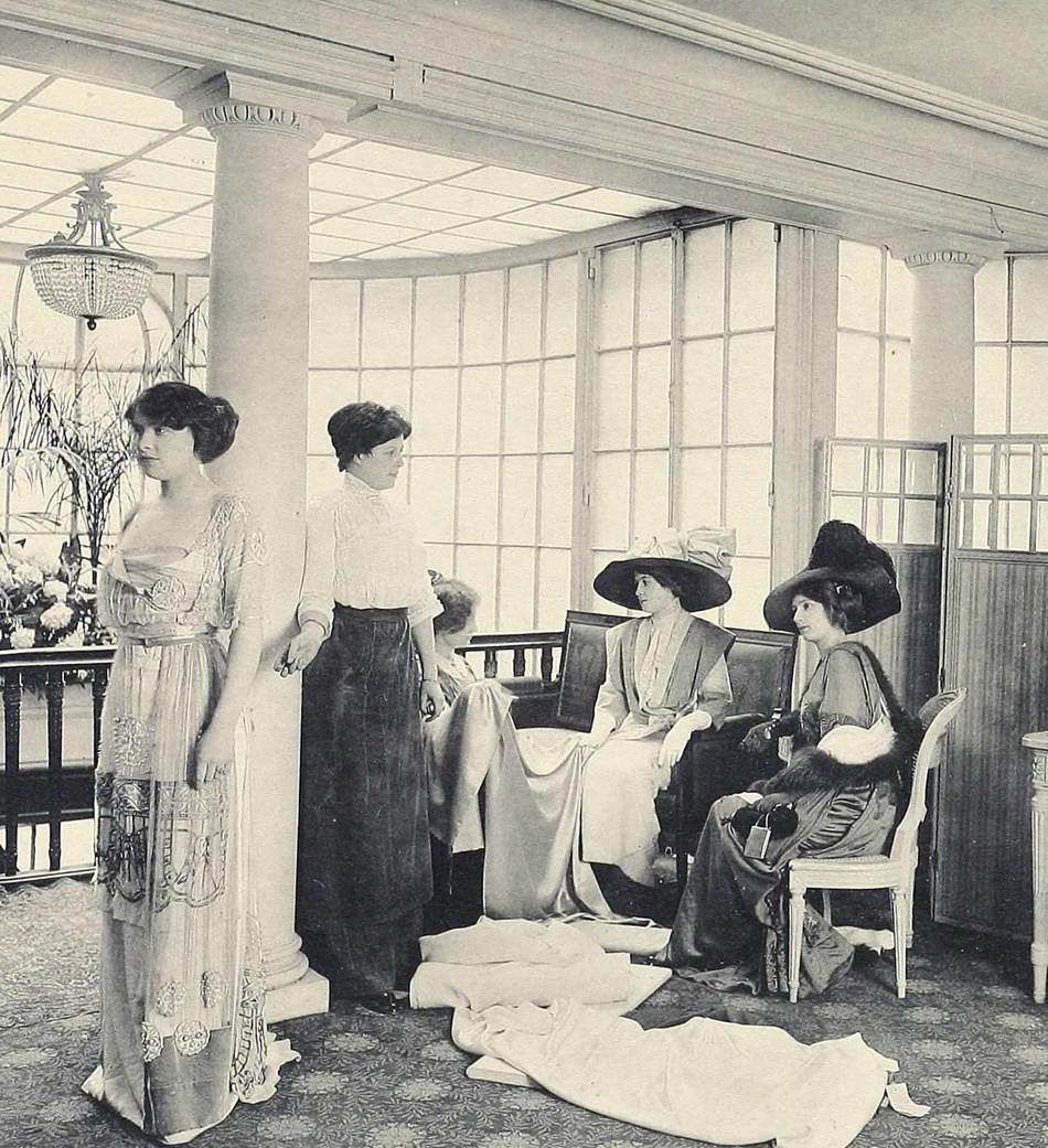 Парижское издание Les Createurs de la Mode («Создатели моды») в своей статье от 1910 года описывает 