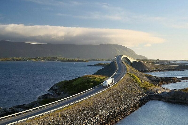 Пьяный мост на Атлантической дороге в Норвегии 