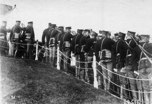 Группа камер-пажей на царском валике приветствует императора Николая II во время парада по случаю производства юнкеров в офицеры.