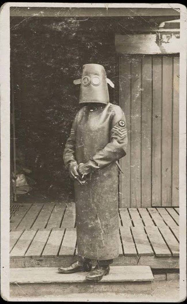 2. Костюм медработника из рентген-кабинета, предположительно 1918 год.