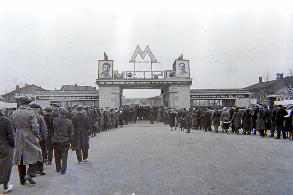 2 мая 1935 года: очередь на вход в метро