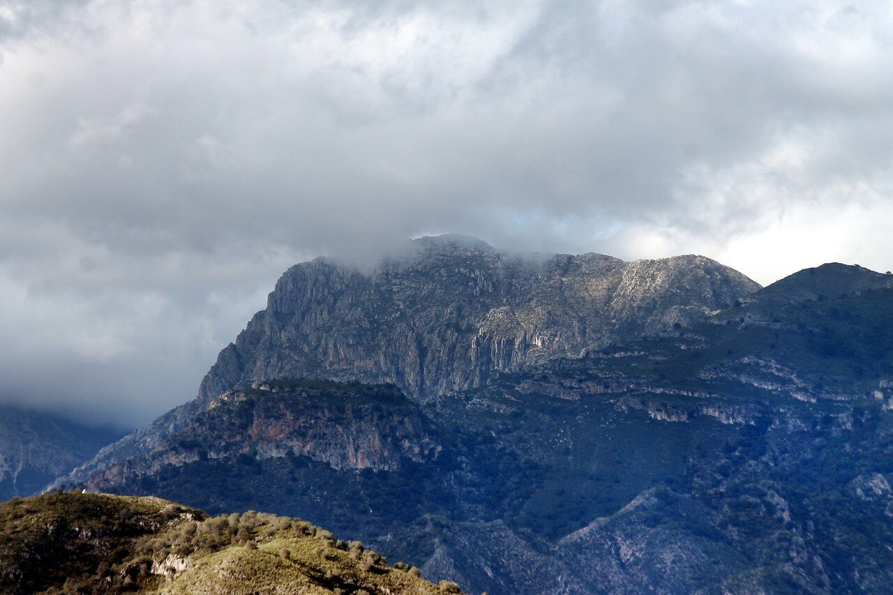 Нерха. Вид на горы Сьерра-Альмихара (Sierra Almijara)