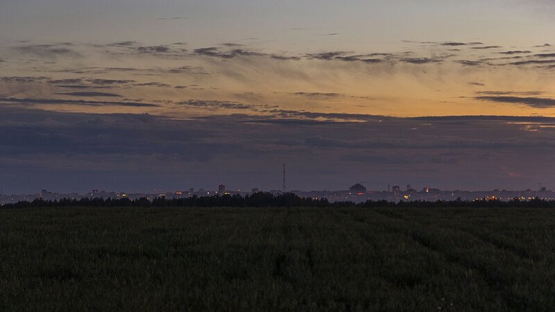 Вид на огни ночного города Кирова на горизонте. Видны Зональный, Престиж-хаус, телевышка, строящийся ж/к Алые паруса, какой-то завод