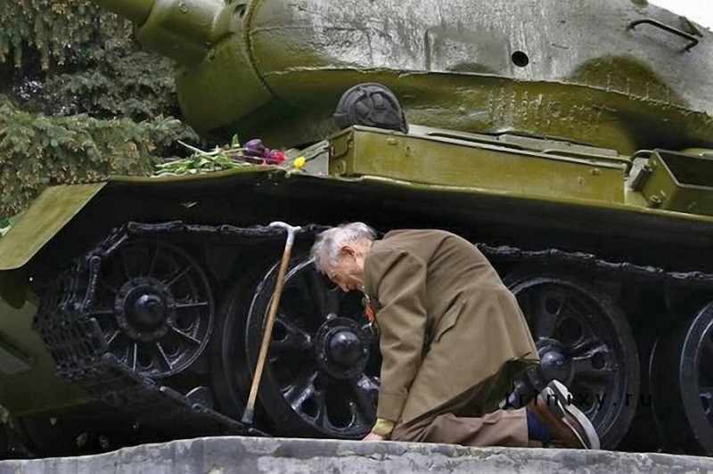 4. Ветеран около танка Т34-85, на котором он воевал во время Великой Отечественной войны.