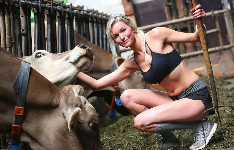Фото сексуальной американки с огромными дойками на ферме