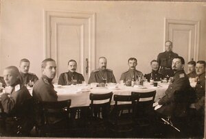 Офицеры школы во время обеда в присутствии великого князя Александра Михайловича (в центре, третий слева).