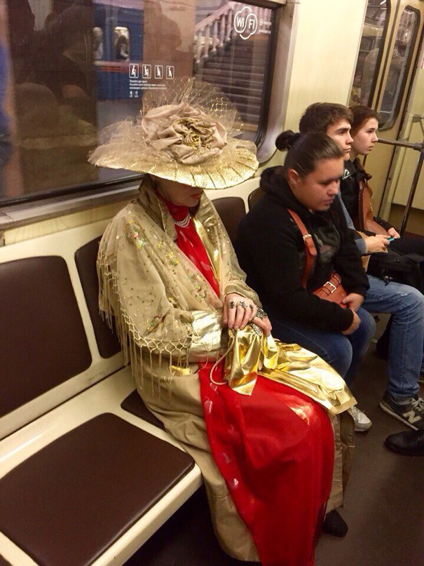 Самые «модные» пассажиры московского метро (11 фото)