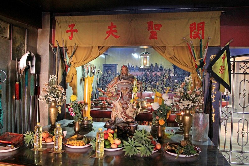 Статуэтки великих воинов внутри китайского храма в Тауапа, Таиланд