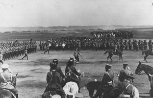 Пехотные части во время  парада войск проходят мимо императора Николая II и его свиты.