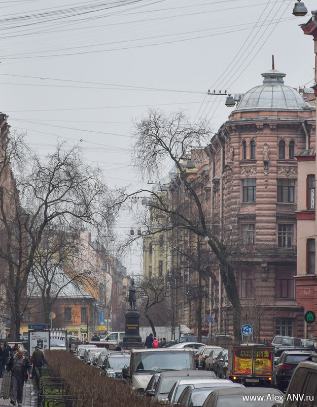 В середине улицы устроен Пушкинский сквер. Угадайте памятник кому там стоит?