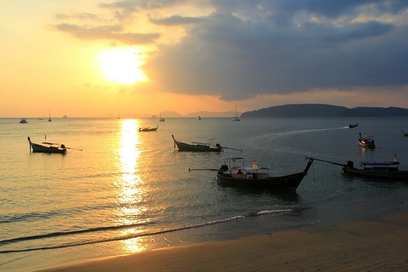 Закат на пляже Ао Нанг и длинноносые тайские лодки