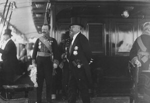 Р.Пуанкаре и сопровождающие его лица на палубе императорской яхты Александрия в момент отплытия в Петербург. 7 июля 1914 г.