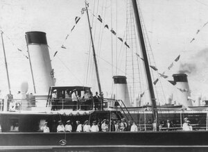 Р.Пуанкаре и сопровождающие его лица на верхней палубе императорской яхты Александрия.