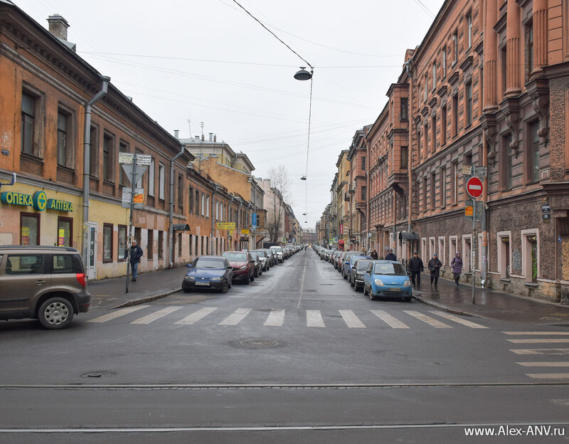 Это Коломенская улица, всего пятьсот метров от Невского проспекта.