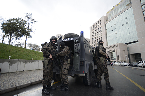 По делу о нападении на отдел полиции в Стамбуле задержаны 13 человек