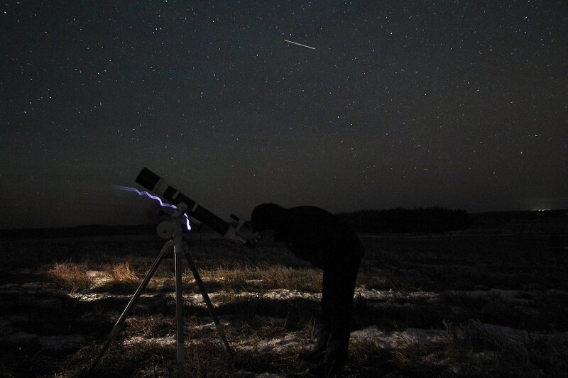 Телескоп с наблюдателем на фоне ночного неба 23 ноября 2014 г. Астрономический выезд в Шалегово (Оричи, Кировская область)