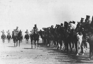 Император Николай II объезжает конный строй на плацпараде , слева - великий князь Николай Николаевич.