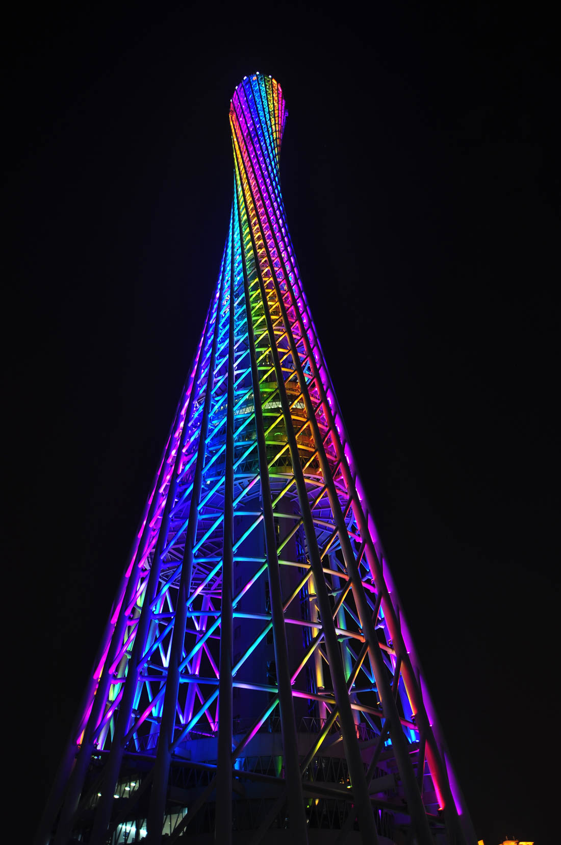 Телебашня Гуанчжоу (Гуанчжоу) — вторая по высоте телебашня в мире (610 метров). Построена в 2005-201