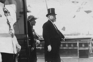Р.Пуанкаре в момент прибытия в Петербург на императорской яхте Александрия. 7 июля 1914 г.