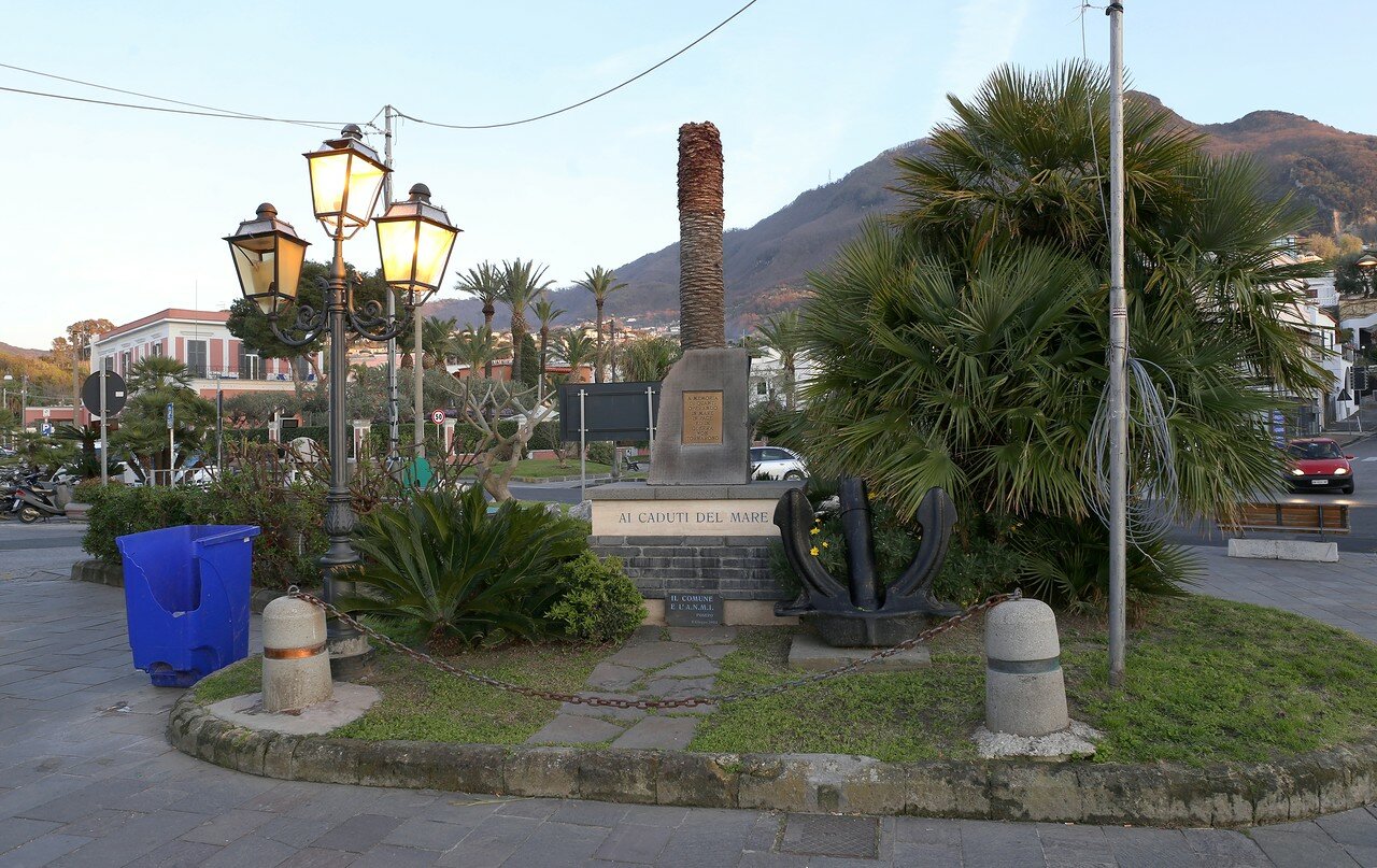 Искья. Закат в Лакко Амено. Памятник погибшим морякам. 