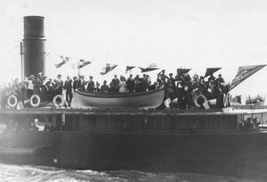Представители городского управления и сословных учреждений на палубе парохода Русь приветствуют французскую эскадру. 7 июля 1914 г.