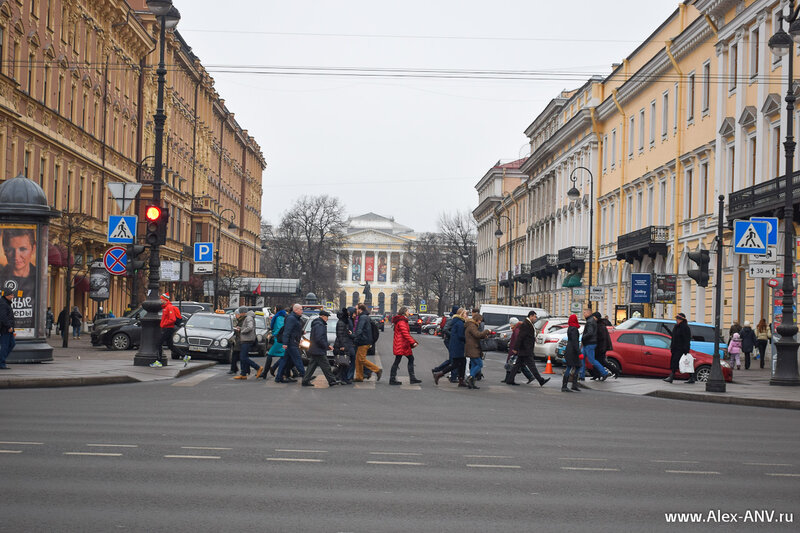 Михайловская улица, в конце которой расположен Михайловский сквер, на которм установлен памятник  s Михайлову /s ... не угадали - Пушкину.
