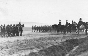 Пехотные части во время парада войск проходят мимо императора Николая II и его свиты.