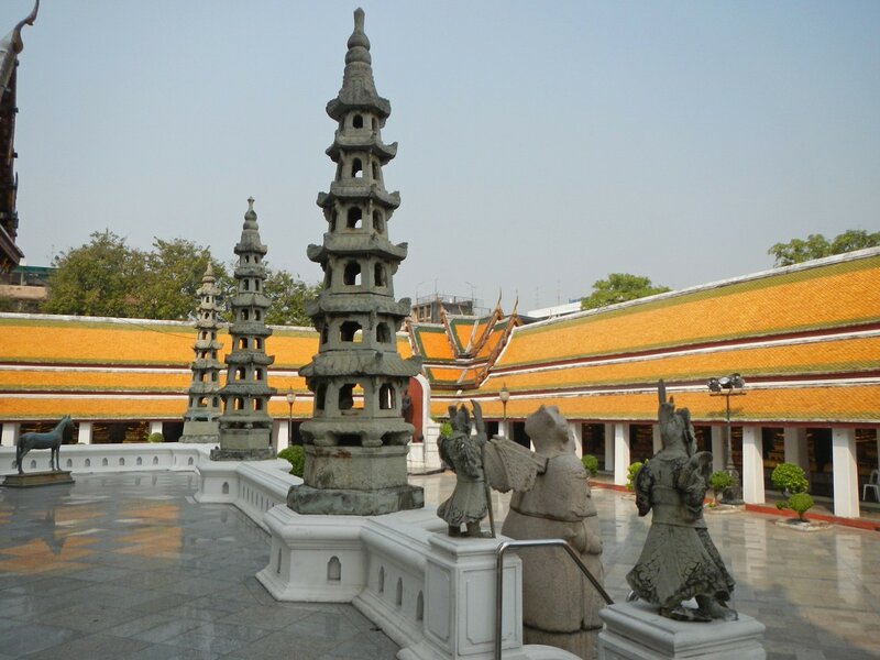 Вторая терасса храма Ват Сутхат (Wat Suthat Thep Wararam) в Бангкоке