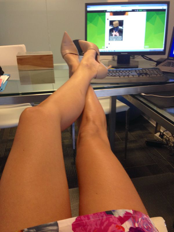 Женщина в теле сидит в офисном кресле с раздвинутыми ногами фото