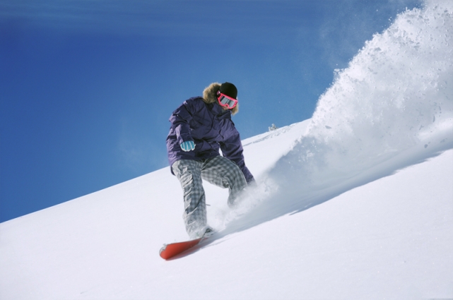 Зимой тоже есть чем заняться – например, кататься на лыжах или сноуборде, подниматься в горы. 