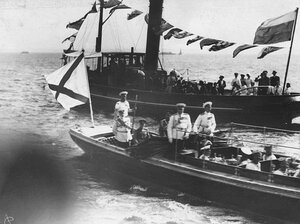 Великий князь Георгий Михайлович и сопровождающие его офицеры на военном катере Петергоф направляются к броненосцу Франция. 7 июля 1914 г.