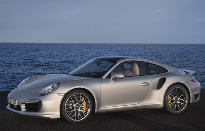 Стоит Porsche 911 Turbo S всего 160 тысяч долларов. При этом автомобиль все еще остается в тройке са