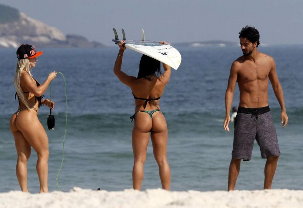 Мужики натянули шалавистую бразильянку с большой жопой на пляжных камнях