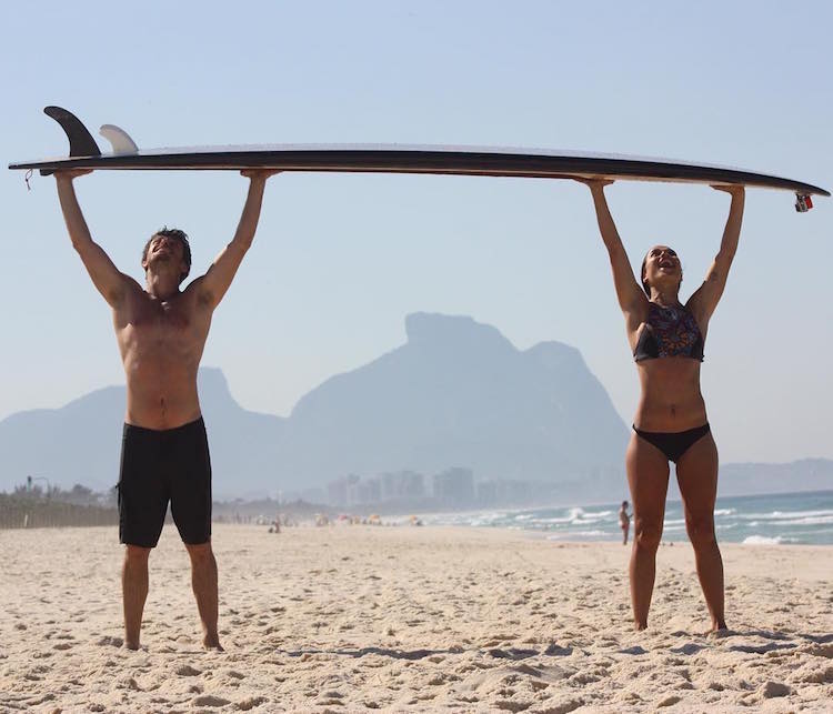 Пара из Бразилии покоряет сеть невероятными трюками на одной доске для сёрфинга