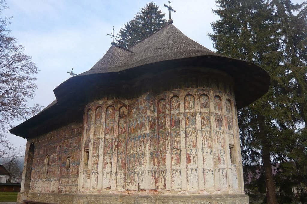 Монастыри в Румынии, где удивительные фрески — не внутри, а снаружи