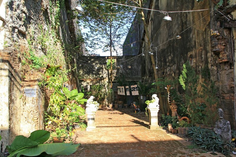 Мемориальный дворик с инсталляцией между домами в старом городе Такуа Па (Таиланд)