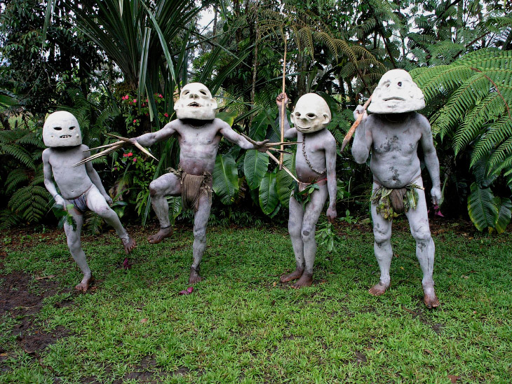 Грязевые люди из Папуа-Новая Гвинея (14 фото)