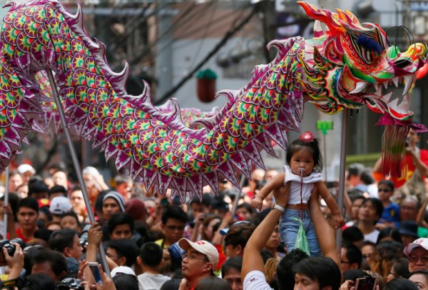 Танец льва на праздновании Китайского Нового года в китайском квартале в Маниле, Филиппины