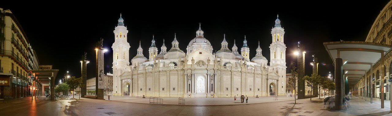 Ночная Сарагоса. Панорама площади и главного фасада собора Девы Пилар