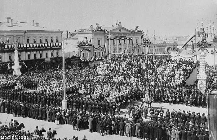 кортеж участников торжеств проезжает по Страстной (Пушкинской) площади