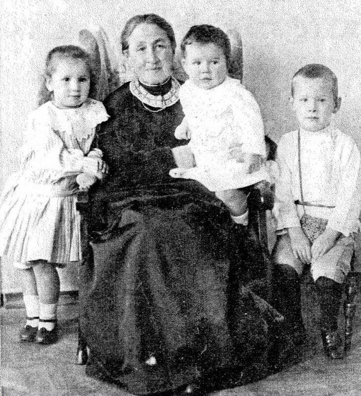 Е.Г.Мамонтова с внуками, детьми Веры.