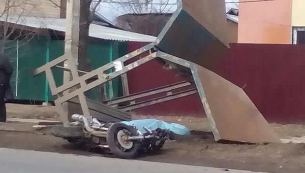 В микрорайоне Соминка мотоциклист разбился насмерть, снеся остановку