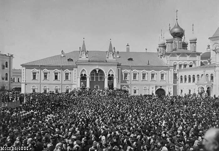 Публика в Кремле у Чудова монастыря в ожидании действа
