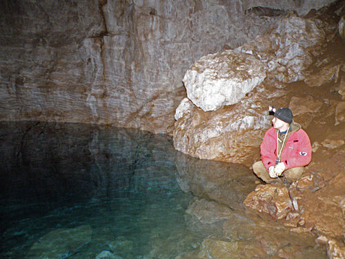 Саша на берегу подземного озера