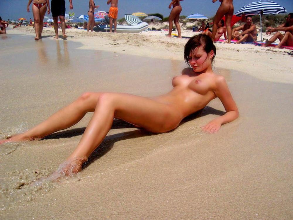 Нудистка На Общественном Пляже