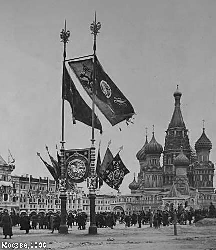 Флаги у Покровского собора