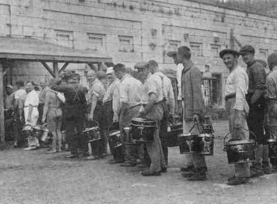 Интернированные украинцы в очереди за водой в Форт Генри, Онтарио, 1918